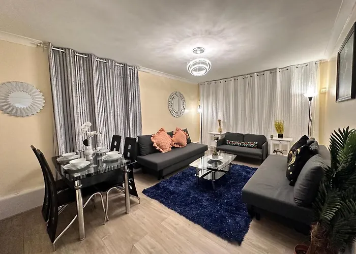 Posh 2-Bedroom, Living Room, Kitchen & 1.5 Bathroom